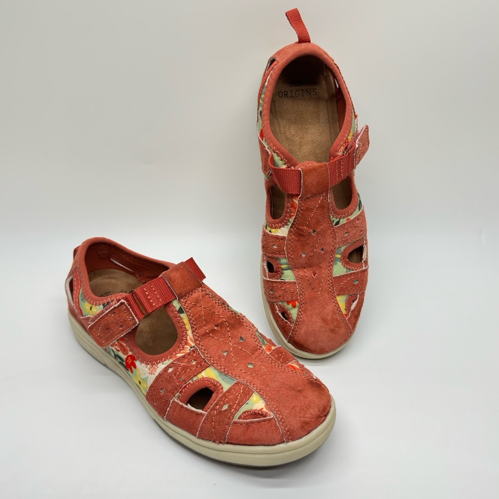 Earth Origins Red Floral‎ Cutout Sneakers women’s size 8.5 (S74)